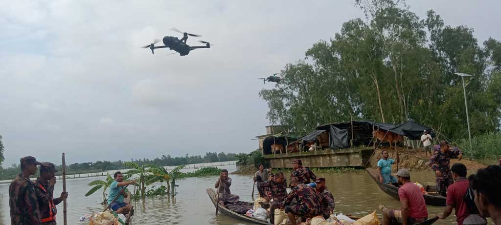 ড্রোনে দুর্গত এলাকা শনাক্ত করে ত্রাণ বিতরণ বিজিবির
