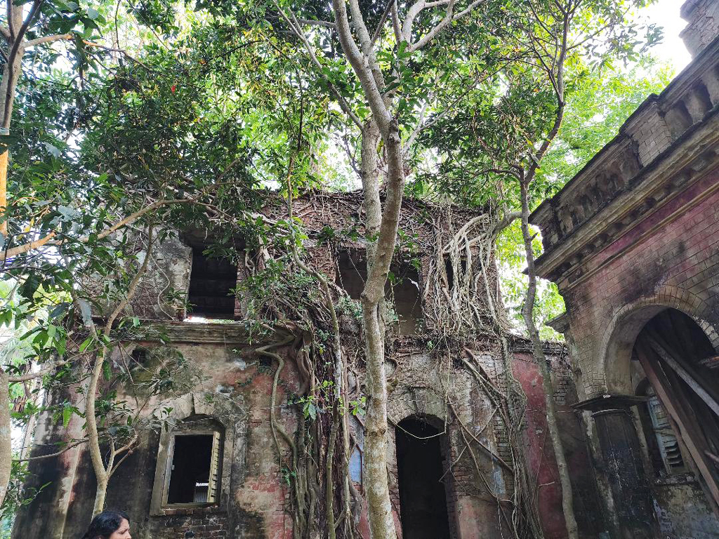 অবহেলায় নষ্ট হচ্ছে ব্রিটিশ আমলের ঐতিহ্যবাহী বাড়িটি