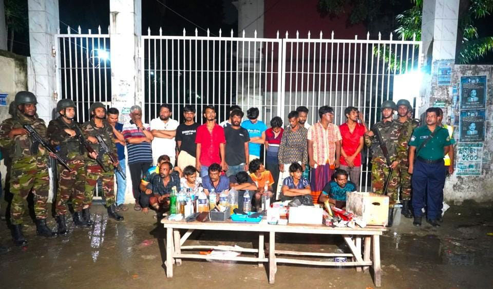 টঙ্গীর মাজার বস্তি থেকে ২৪ ছিনতাইকারী ও মাদক কারবারি গ্রেপ্তার