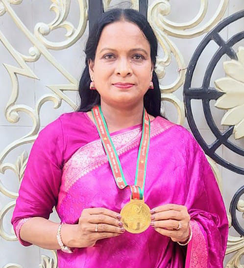 শ্রেষ্ঠ প্রধান শিক্ষকের পদক গলায় শিউলি সুলতানা। ছবি: সংগৃহীত