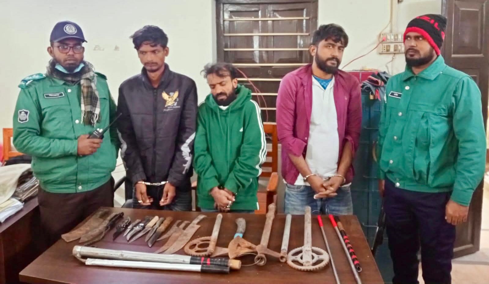 দুই সহযোগীসহ ‘চাঁদাবাজ’ চান সওদাগর আটক, দেশীয় অস্ত্র উদ্ধার