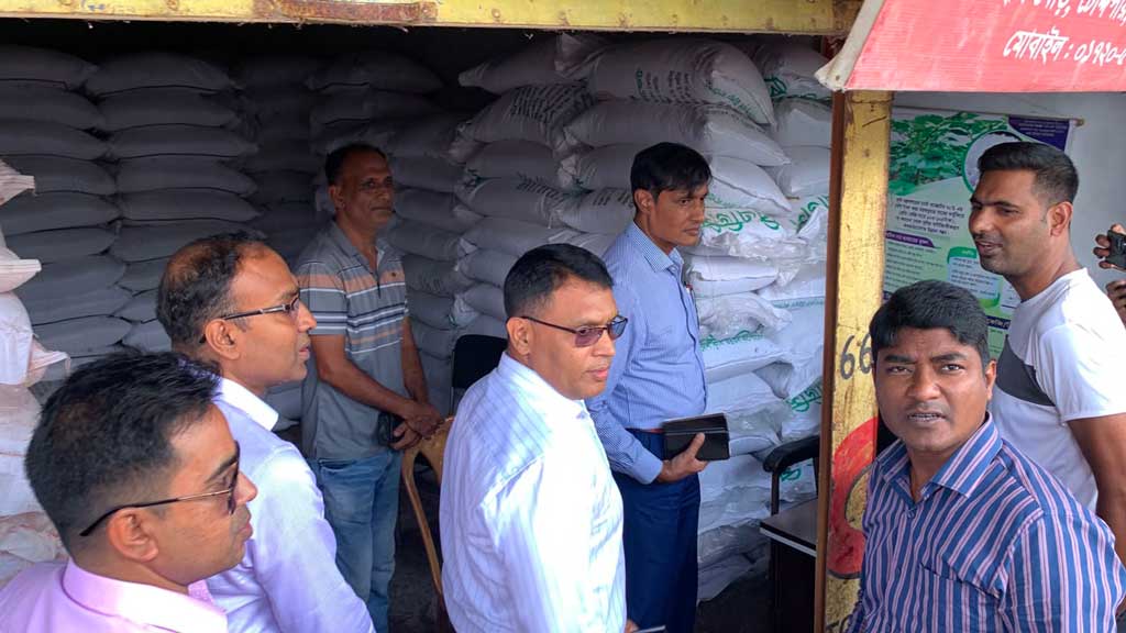 রাজশাহীতে সার সংকট নেই, কৃত্রিম সংকট তৈরি করলে কঠোর ব্যবস্থা: ডিসি