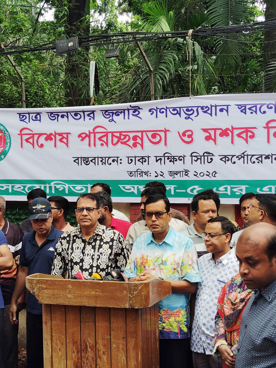 শনিবার ডিএসসিসি কর্তৃপক্ষ বলধা গার্ডেন সংলগ্ন এলাকায় ডেঙ্গু নিয়ন্ত্রণ এবং জনসচেতনতা বৃদ্ধিতে বিশেষ পরিচ্ছন্নতা ও মশক নিধন অভিযান চালায়। ছবি: আজকের পত্রিকা