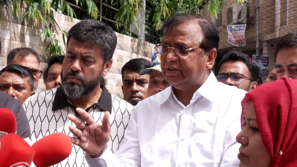 সরকার পরিবর্তনের সঙ্গে সঙ্গে রাস্তার কাজ পাওয়া কন্ট্রাক্টররাও সরে গেছে: ডিএসসিসি প্রশাসক