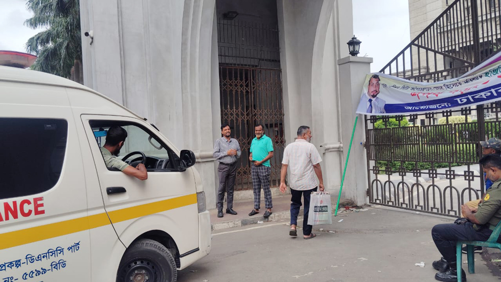 নগর ভবনের সব ফটকে তালা ইশরাক সমর্থকদের