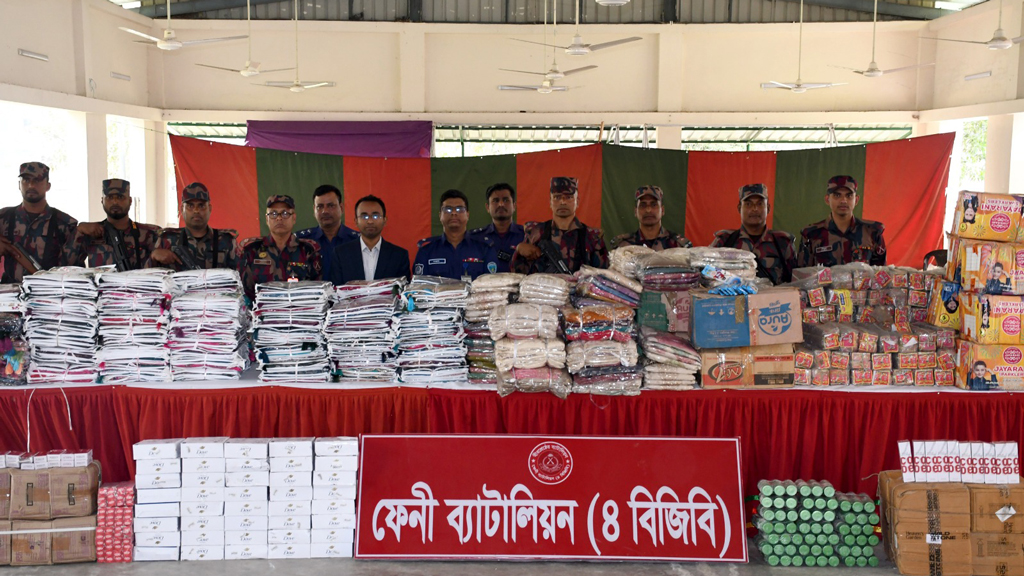 কুরিয়ার সার্ভিসের অফিসে যৌথ অভিযানে কোটি টাকার চোরাই পণ্য জব্দ, আটক ২