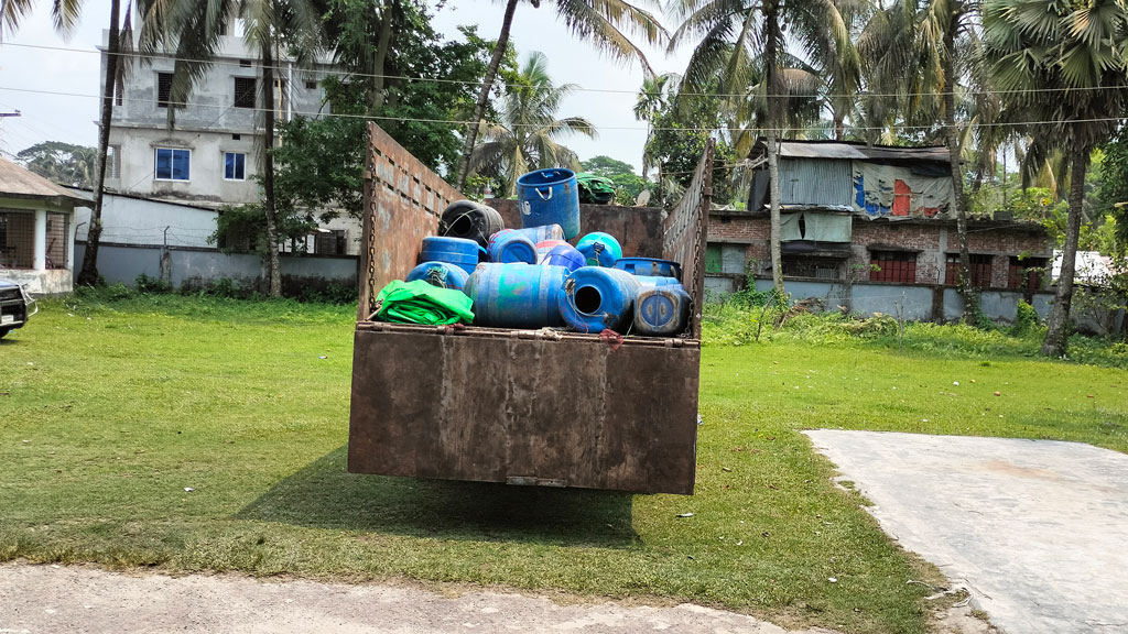 ৩০ লাখ গলদা রেণু জব্দ, ছাড়ানোর কথা বলে টাকা নিলেন ছাত্রদল নেতা