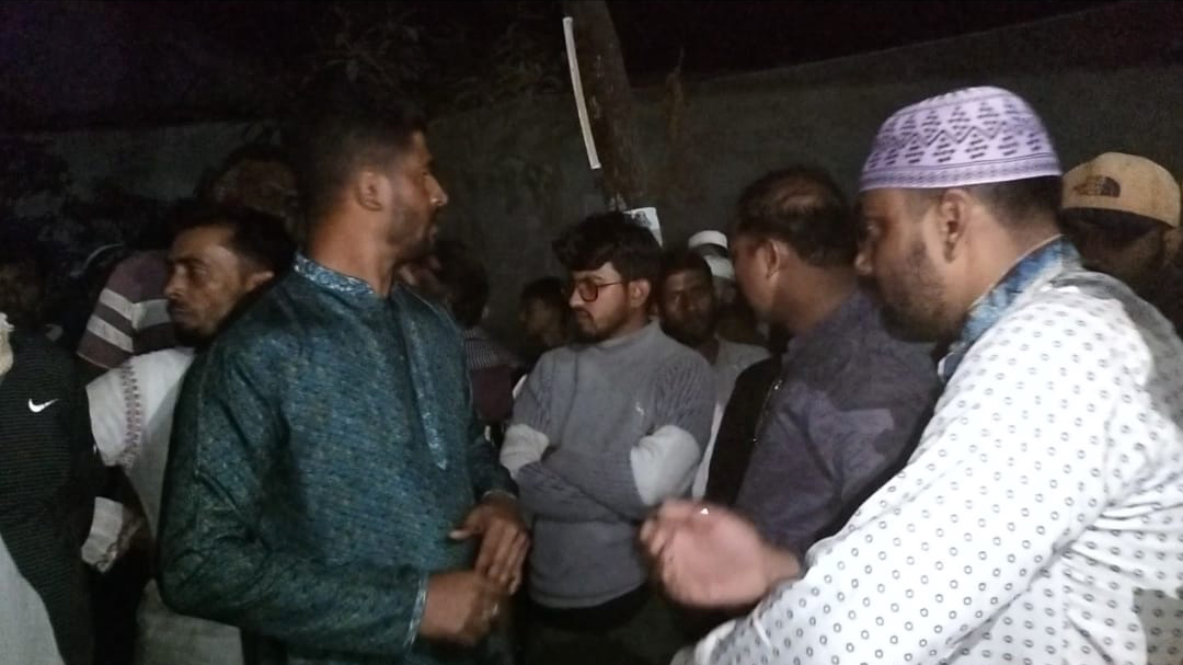 দশমিনায় ওয়ারেন্টভুক্ত আসামি গ্রেপ্তার ঘিরে উত্তেজনা, এসআইকে ঘিরে রাখে ছাত্রদল