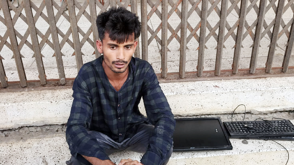 চুরি করতে ঢুকে কলেজকক্ষে ইয়াবা সেবন, আটক ১