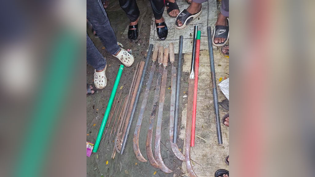 স্বামীর সঙ্গে বিরোধ, পুলিশকে ঘরে দেশীয় অস্ত্র থাকার কথা বলে দিলেন স্ত্রী