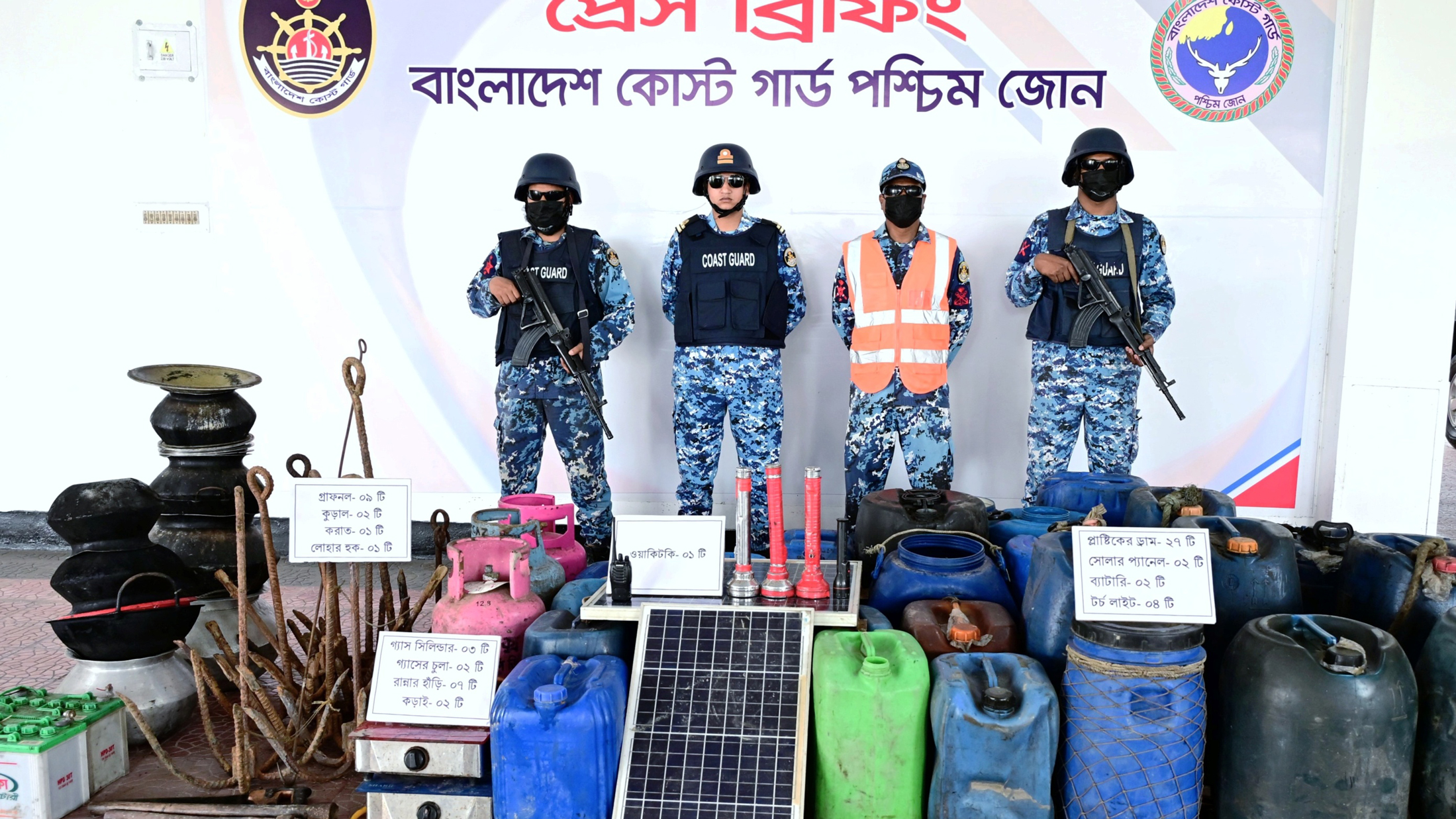 সুন্দরবনে বনদস্যু বাহিনীর আস্তানা ধ্বংস ও মালামাল জব্দ