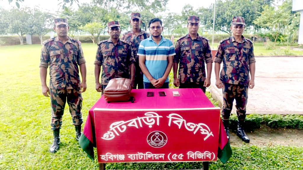শ্রীমঙ্গল সীমান্ত দিয়ে ভারতে পালানোর সময় নির্বাচন অফিসের কর্মী আটক