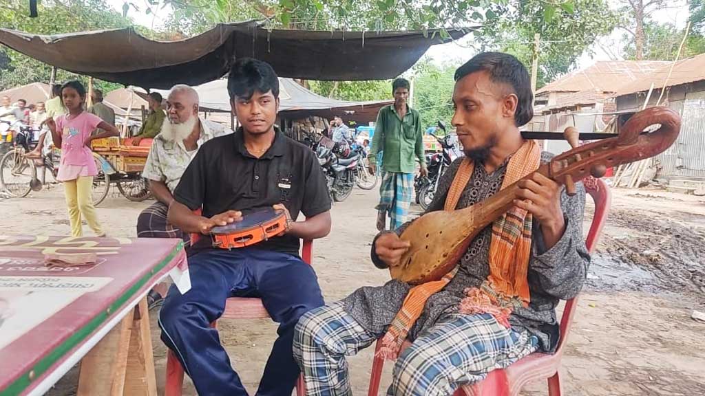 দোতারার সুরে সংসারের লড়াই