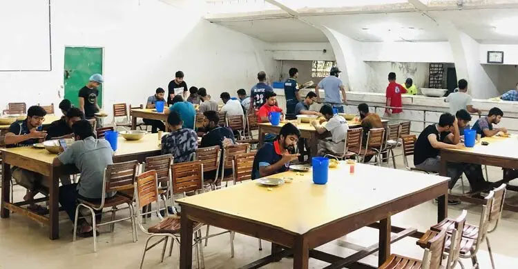 ঢাবি হল ক্যানটিন: খাবারে পোকা, ব্লেড, কেঁচো;
শাস্তিতেও নেই পরিবর্তন