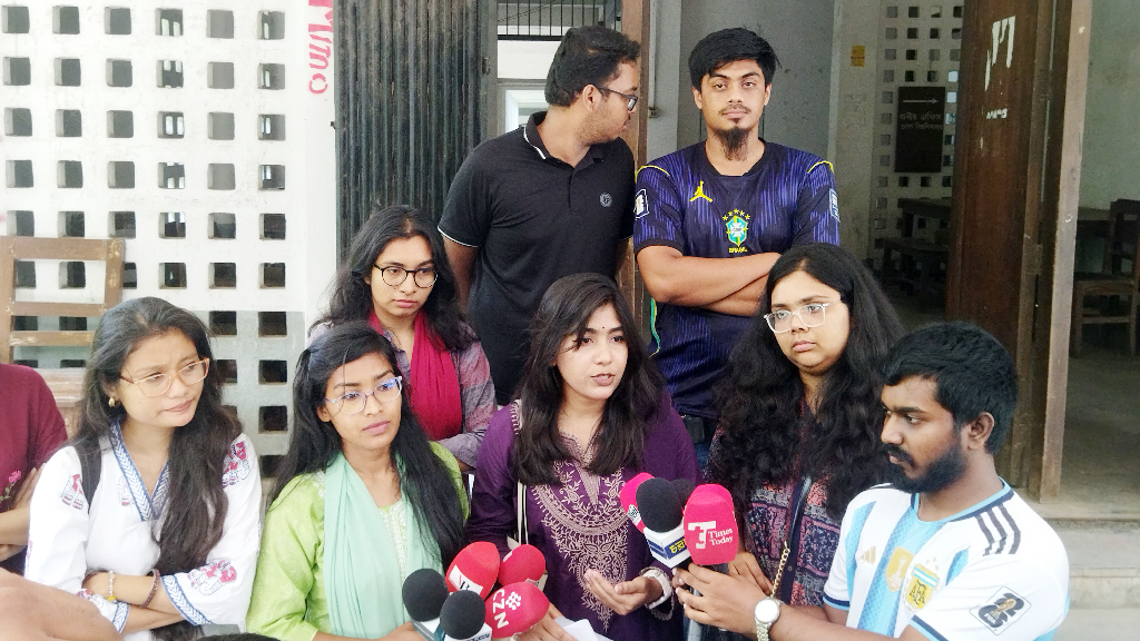ঢাবিতে নারী হেনস্তার অভিযোগ, তিন দাবিতে শিক্ষার্থীদের স্মারকলিপি