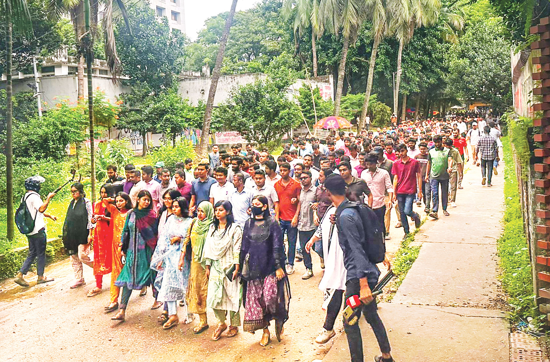 ঢাবির সিদ্ধান্তে বাড়ল উত্তাপ