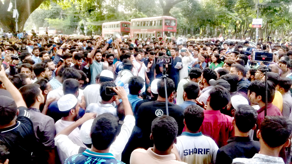 হাইকোর্টের রায় প্রত্যাখ্যান করে ঢাবি শিক্ষার্থীদের বিক্ষোভ