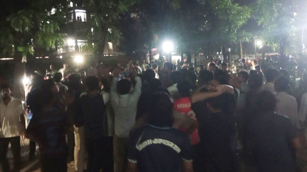 বিজয় ৭১ হলে ছাত্রদলের দেয়াললিখন ঘিরে উত্তেজনা