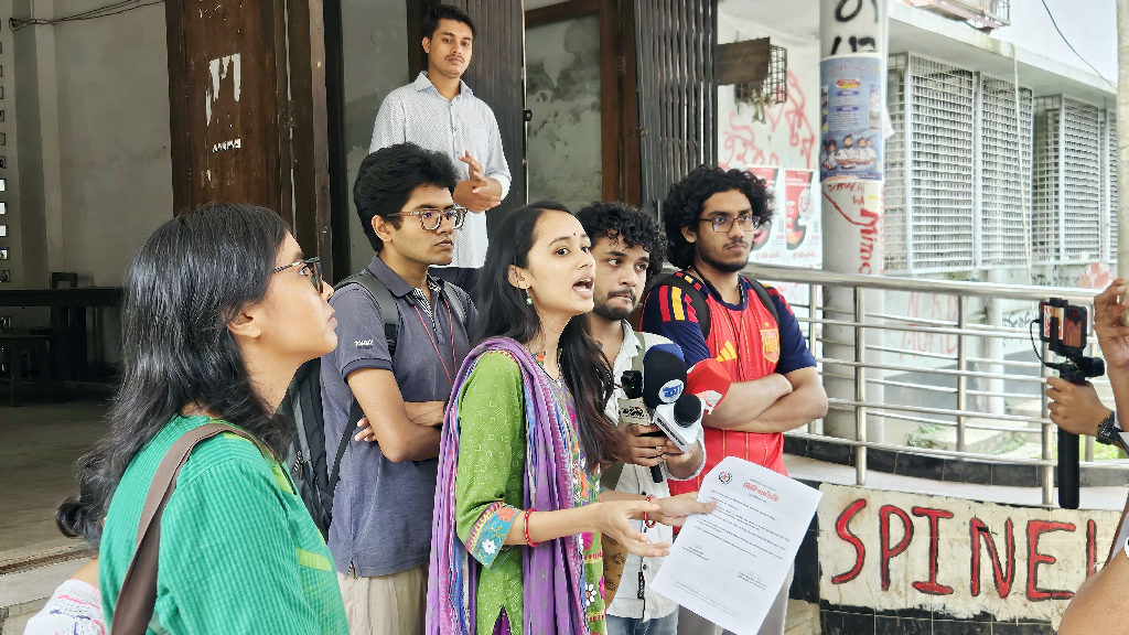 ঢাবি হল সংসদের বিরুদ্ধে ক্ষমতার অপব্যবহারের অভিযোগ, ব্যবস্থা চাইল বিপ্লবী ছাত্র মৈত্রী