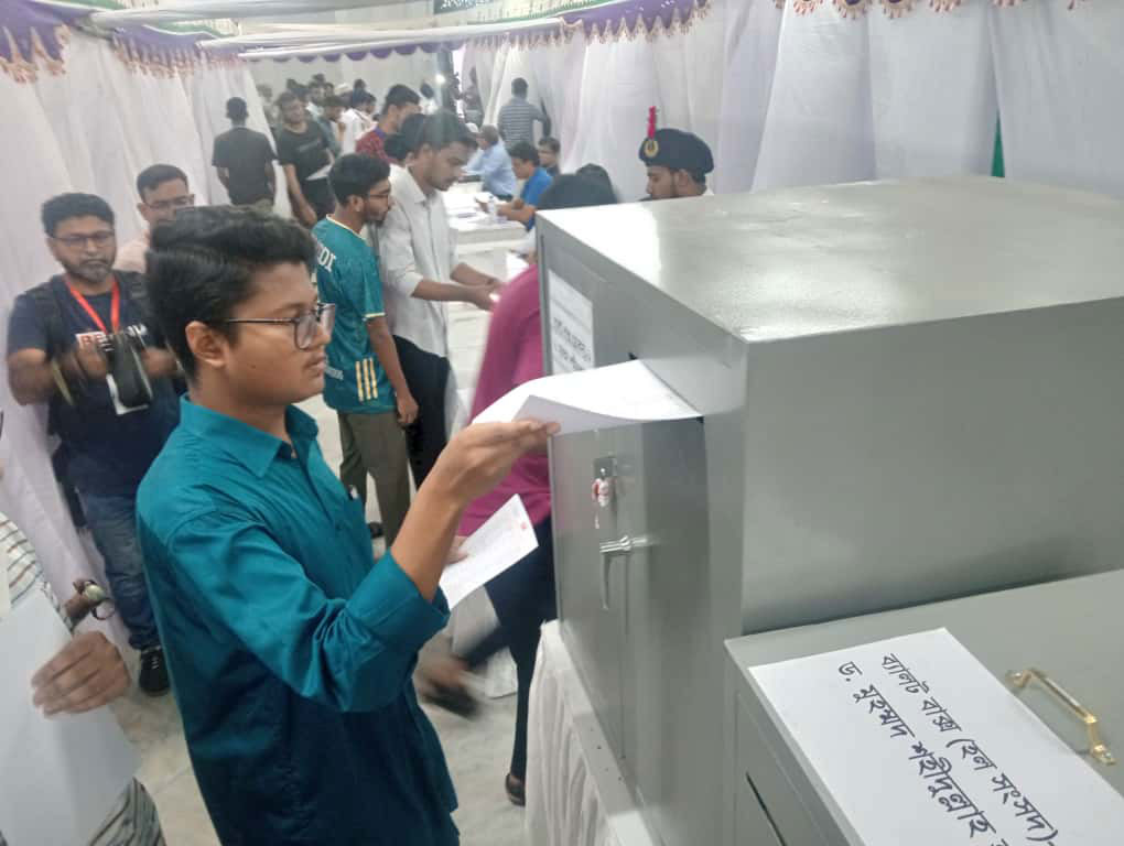 আগে থেকে ‘ক্রস’ দেওয়া ব্যালটের অভিযোগ অস্বীকার রিটার্নিং কর্মকর্তার