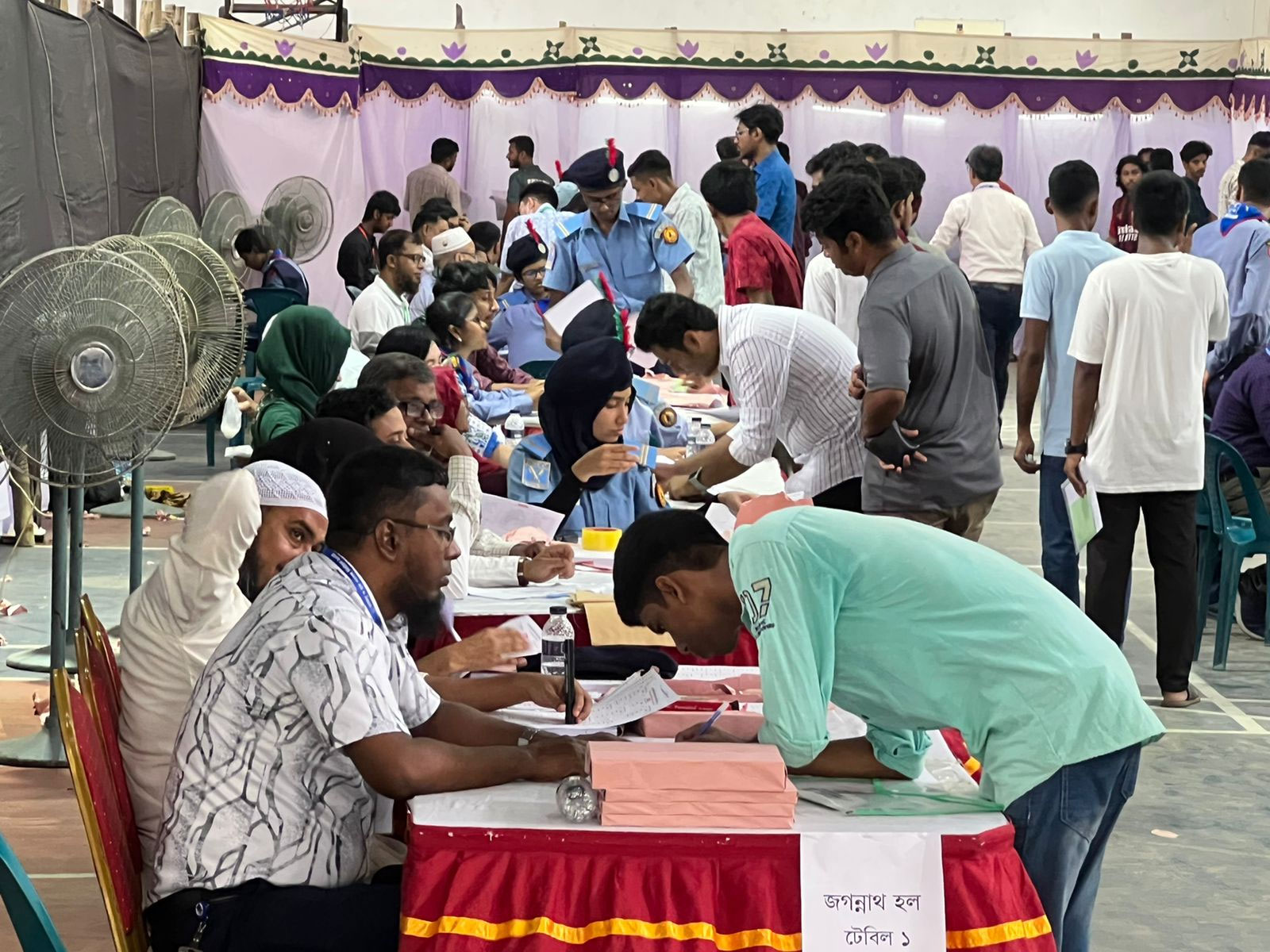 ডাকসু নির্বাচনে এক পোলিং অফিসারকে অব্যাহতি