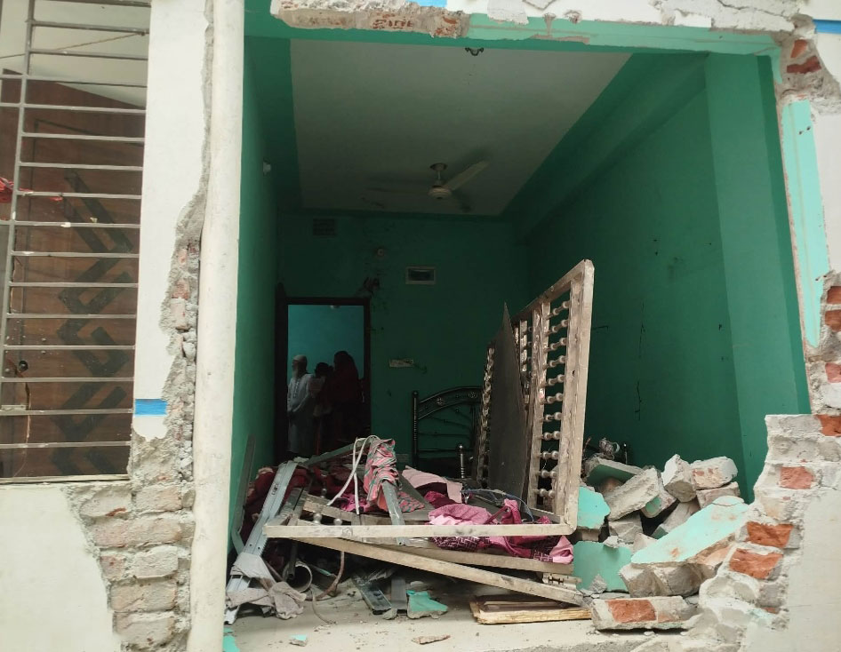 দাউদকান্দিতে গ্যাস লিকেজ থেকে বিস্ফোরণ, নারী-শিশুসহ দগ্ধ একই পরিবারের চার জন