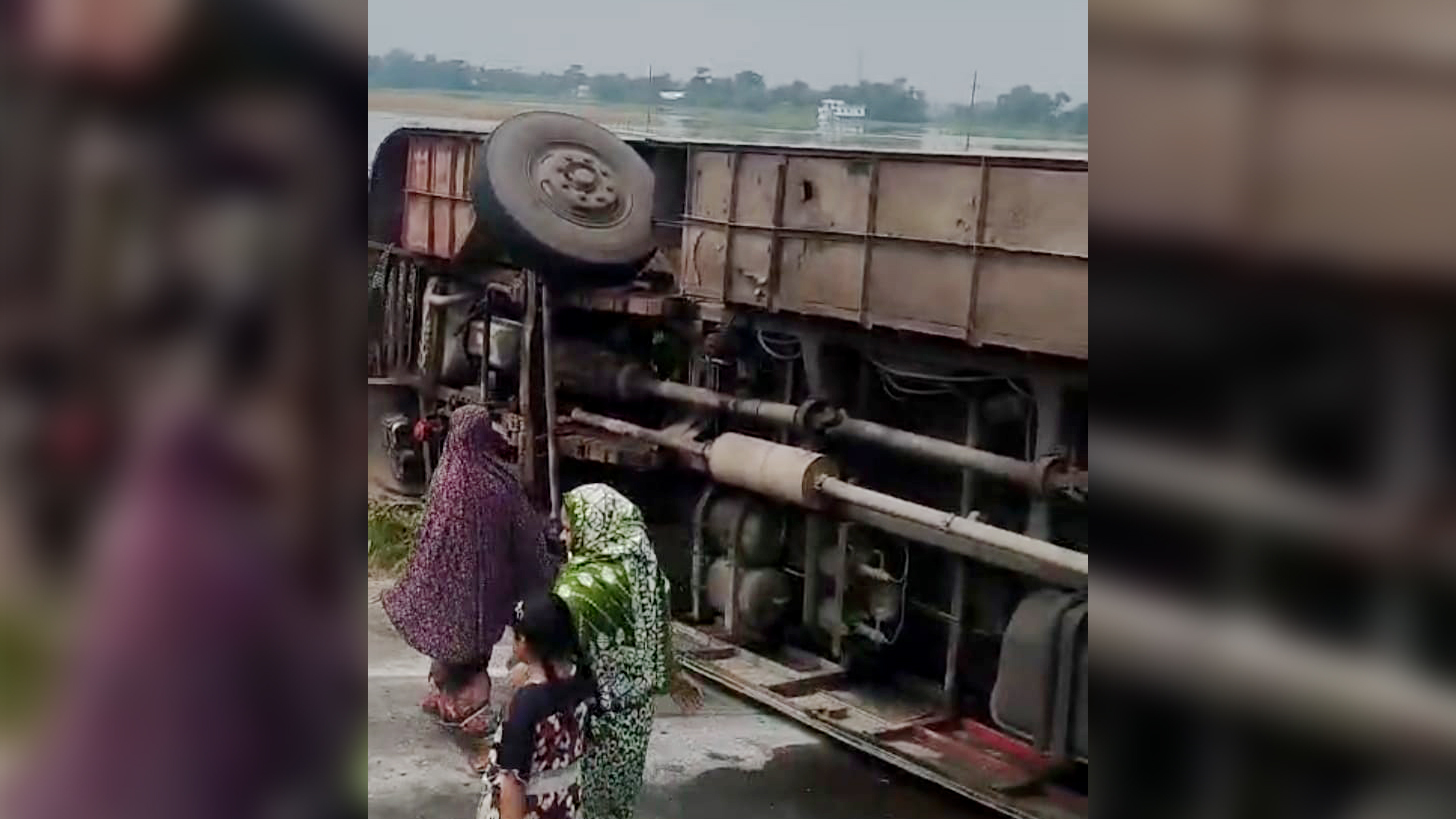 দাউদকান্দিতে বেপরোয়া গতির কারণে উল্টে গেল বাস, আহত ২১