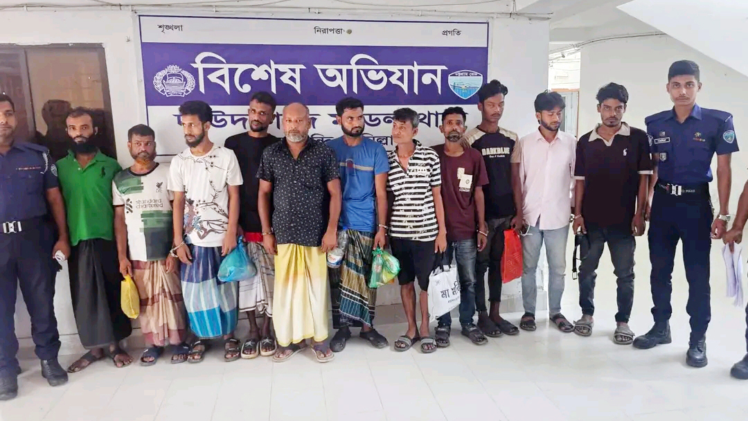 দাউদকান্দিতে মাদকসেবী ও নিষিদ্ধ সংগঠনের সদস্যসহ গ্রেপ্তার ১১
