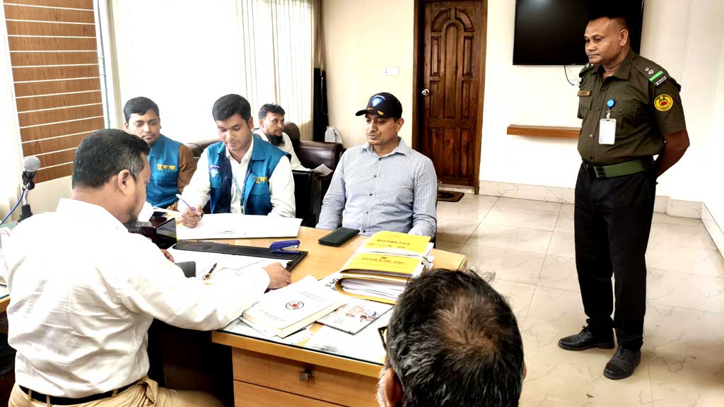 ১৫ হাজার টাকায় ড্রাইভিং লাইসেন্স: ইকুরিয়া বিআরটিএতে দুদকের ফাঁদে ধরা আনসার সদস্য