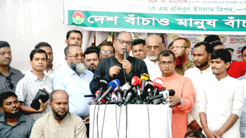 বুধবার জাতীয় প্রেসক্লাবের সামনে আয়োজিত নাগরিক সমাবেশে বক্তব্য দেন শামসুজ্জামান দুদু। ছবি: আজকের পত্রিকা
