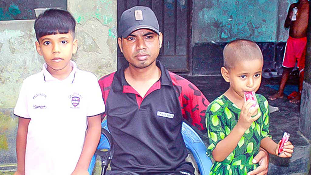 রংমিস্ত্রি দুলালের স্বপ্ন এখন বিবর্ণ