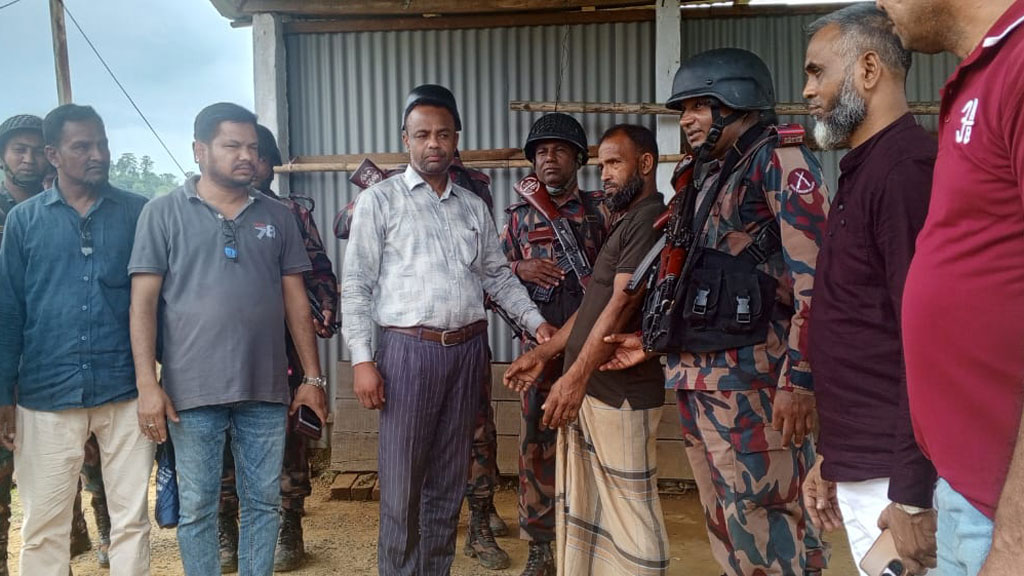 মিয়ানমার সীমান্তে অপহৃত বাংলাদেশি নাগরিক দুলালকে উদ্ধার করল বিজিবি