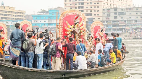 দুর্গাপূজায় রাষ্ট্রীয় আমেজ