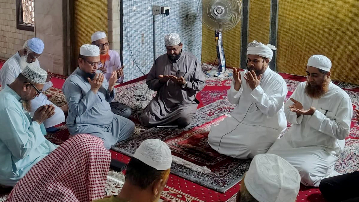 জুলাই শহীদদের স্মরণে বায়তুল মোকাররমে বিশেষ দোয়া ও মোনাজাত অনুষ্ঠিত