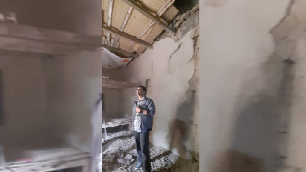 ভূমিকম্পে ধসে গেছে ঘরের মাটির দেয়াল, অল্পের জন্য রক্ষা পেল দুই শিশু