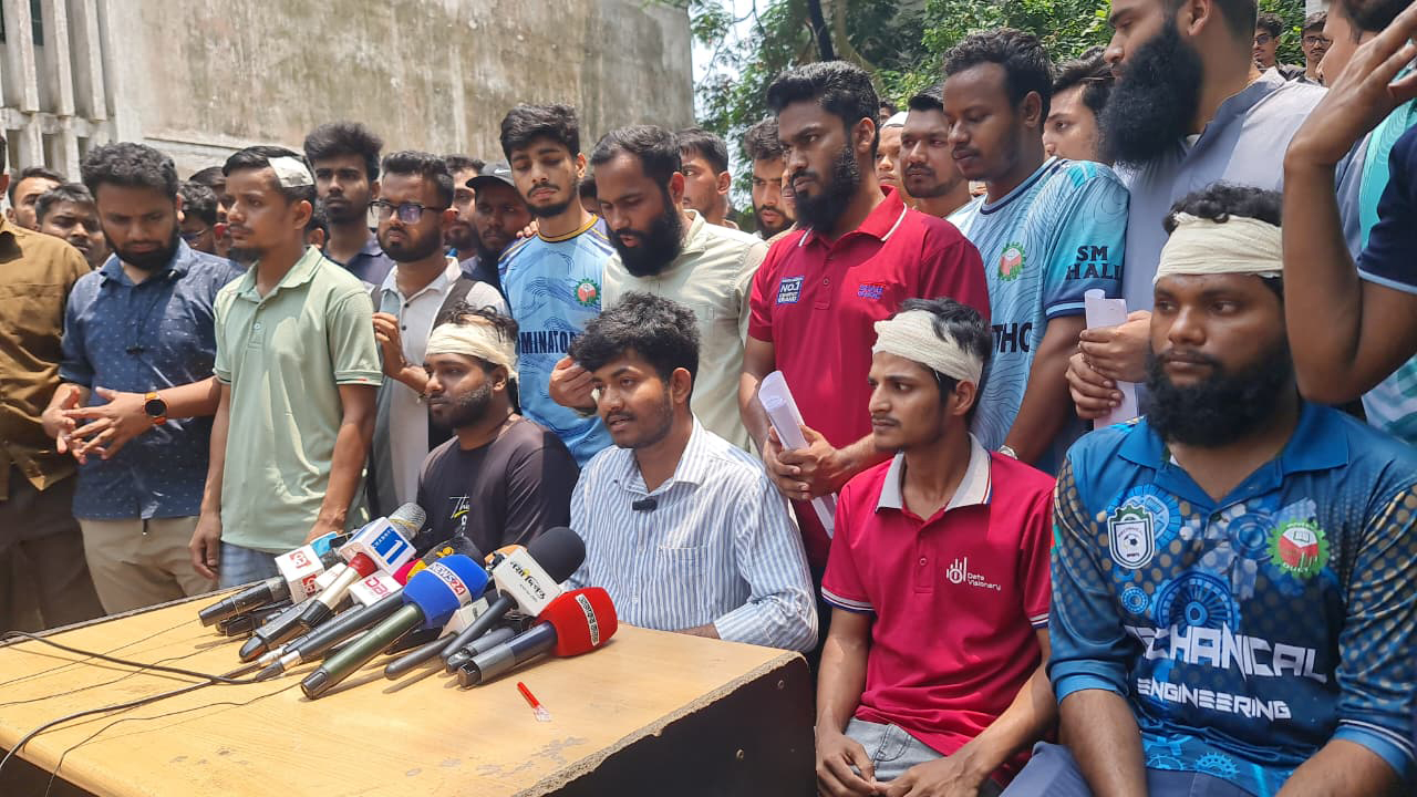 ডুয়েটের মূল ফটকে তালা, পাল্টাপাল্টি সংবাদ সম্মেলনে ছাত্রদল-শিবির