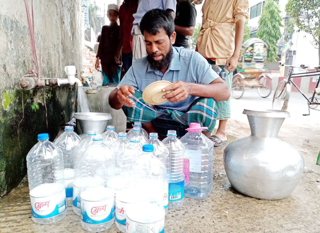 তীব্র তাপপ্রবাহের মধ্যে চট্টগ্রাম ওয়াসায় পানি সংকট দেখা দিয়েছে। গভীর নলকূপের পানি সংগ্রহ করতে হচ্ছে নগরবাসীকে। কাতালগঞ্জ, চট্টগ্রাম, ৬ জুন ২০২৩। ছবি: হেলাল সিকদার।