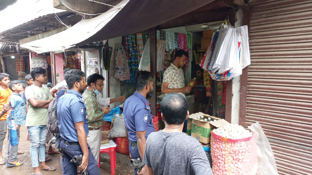 বেলকুচিতে ২ হাজার লিটার তেল জব্দ, ৫০ হাজার টাকা জরিমানা