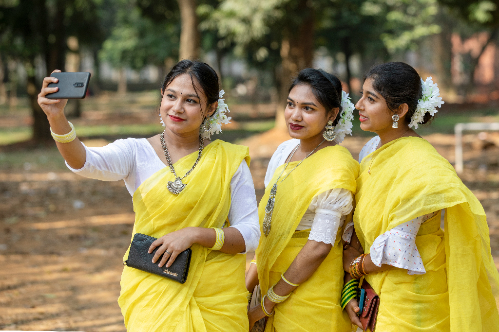 প্রকৃতির মতো নানা বয়সী মানুষের মধ্যেও ফিরে এসেছে তারুণ্য।