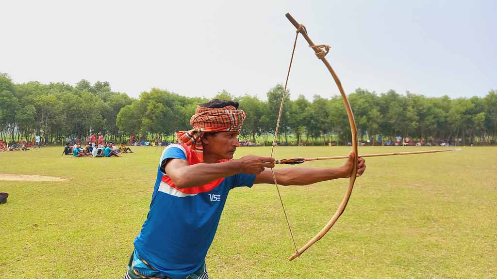 শিকারের আদি কৌশল ধরে রাখতে ক্ষুদ্র নৃগোষ্ঠী তীর-ধনুক প্রতিযোগিতা 