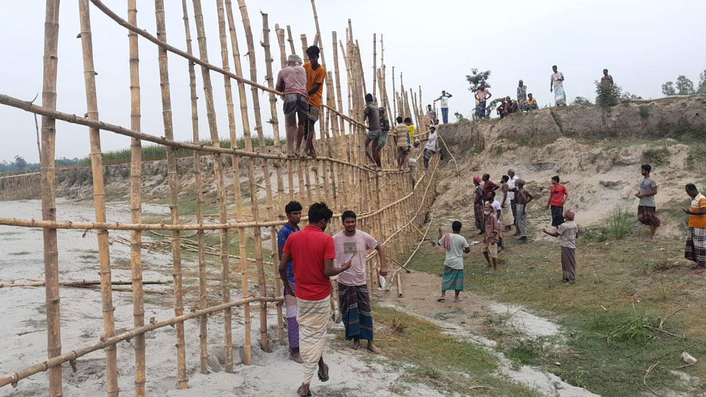 জামালপুরে ব্রহ্মপুত্র নদের ভাঙন ঠেকাতে স্বেচ্ছাশ্রমে নির্মিত হচ্ছে বাঁশের আড়াআড়ি বাঁধ