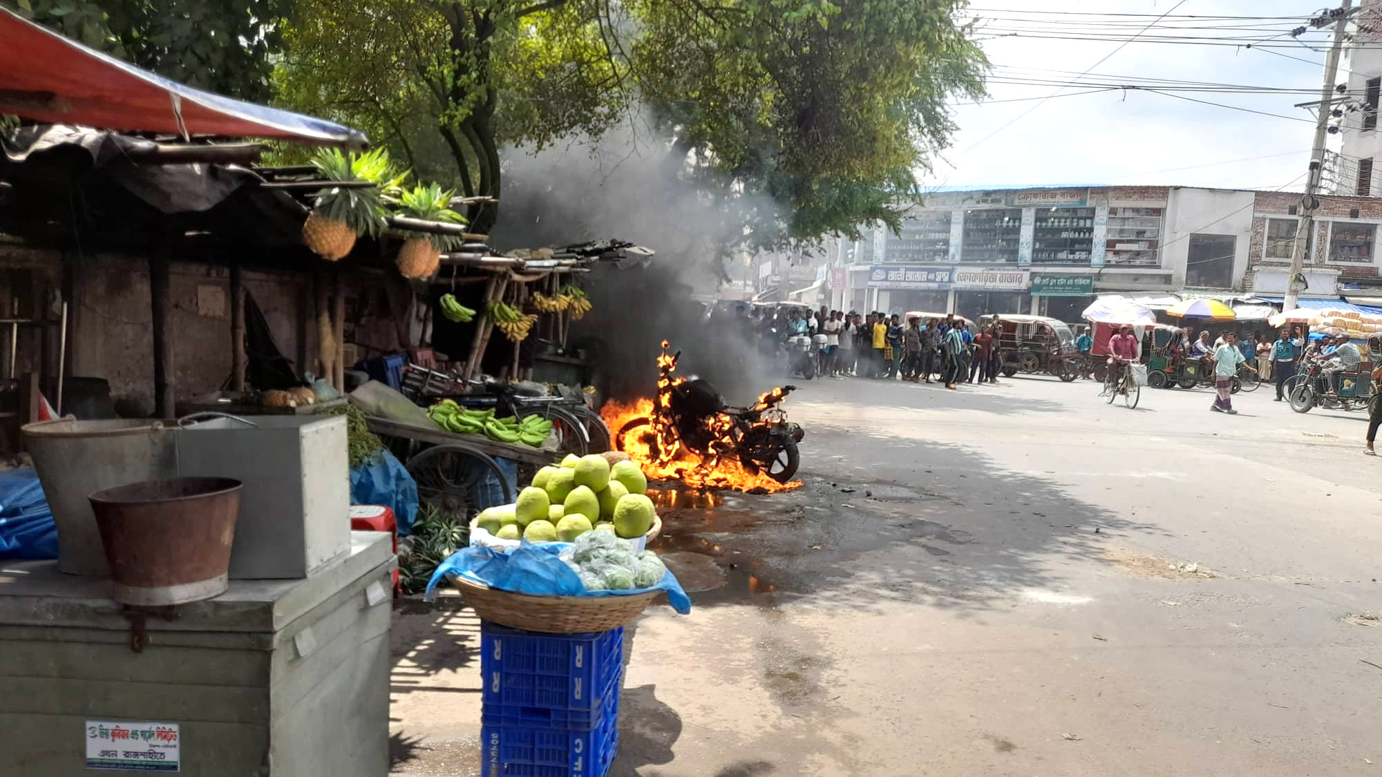 সার্জেন্টের সঙ্গে তর্কাতর্কি, বাইকে আগুন দিলেন যুবক