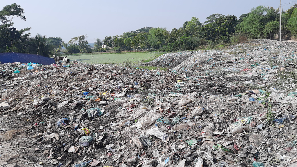 পৌরসভার বর্জ্যের দুর্গন্ধ মেলে আধা কিমিজুড়ে