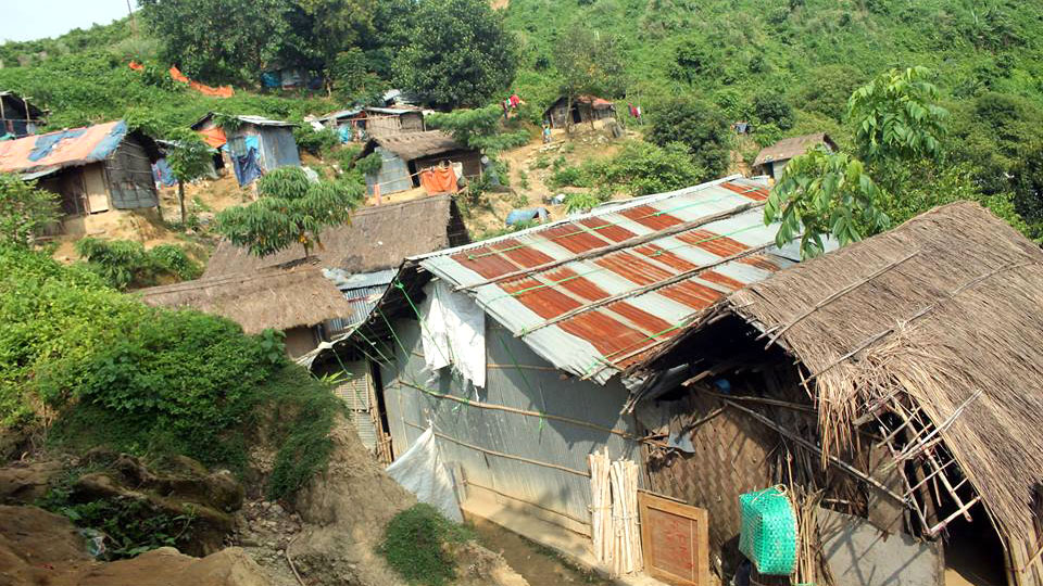 মৃত্যুঝুঁকি জেনেও পাহাড়ে বাস