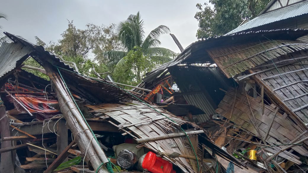 শরীয়তপুরে গাছচাপায় বৃদ্ধার মৃত্যু, দুই শতাধিক ঘরবাড়ি বিধ্বস্ত