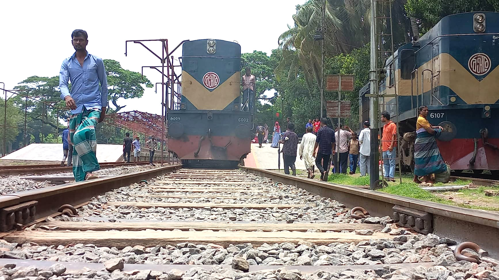 জনবল-সংকটে বন্ধ স্টেশন