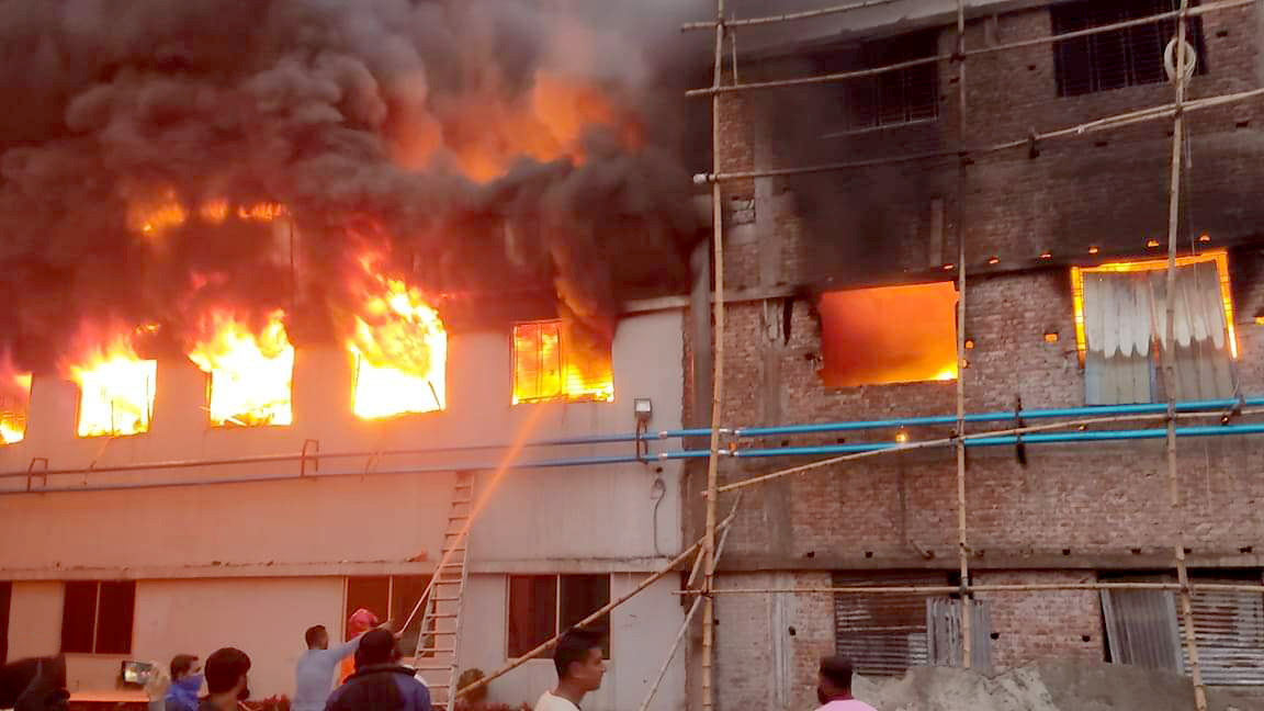 নারায়ণগঞ্জে পোশাক কারখানায় আগুন, নিয়ন্ত্রণে ১৫টি ইউনিট