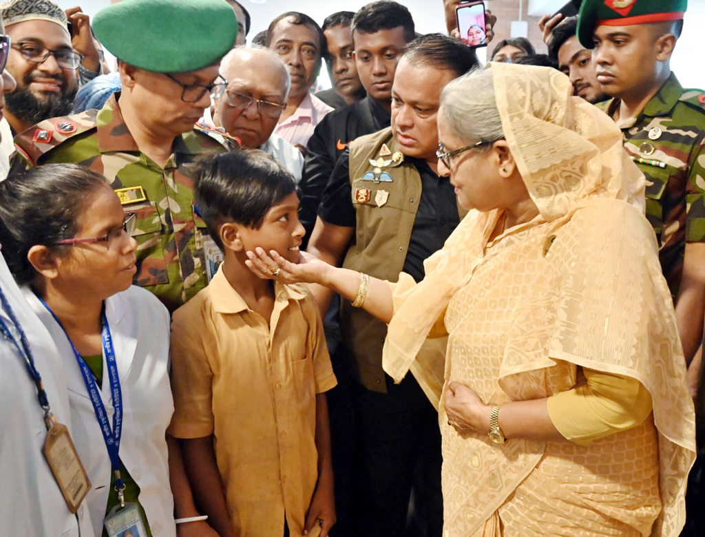 হাসপাতালে আসা এক শিশুর সঙ্গে কথা বলেন শেখ হাসিনা।