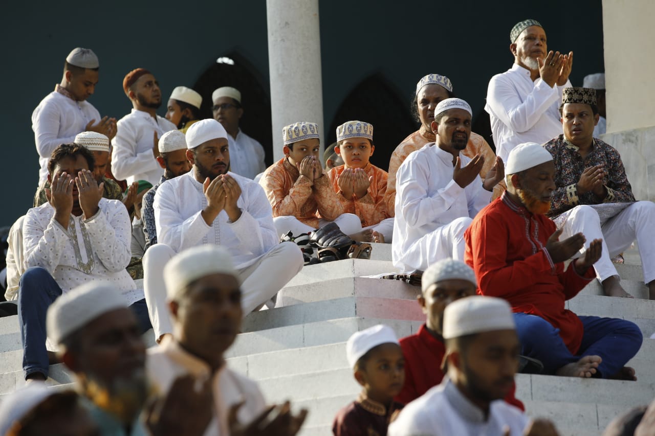 নামাজ আদায় শেষে দেশ-জাতির মঙ্গল কামনায় মহান আল্লাহর কাছে প্রার্থনা।