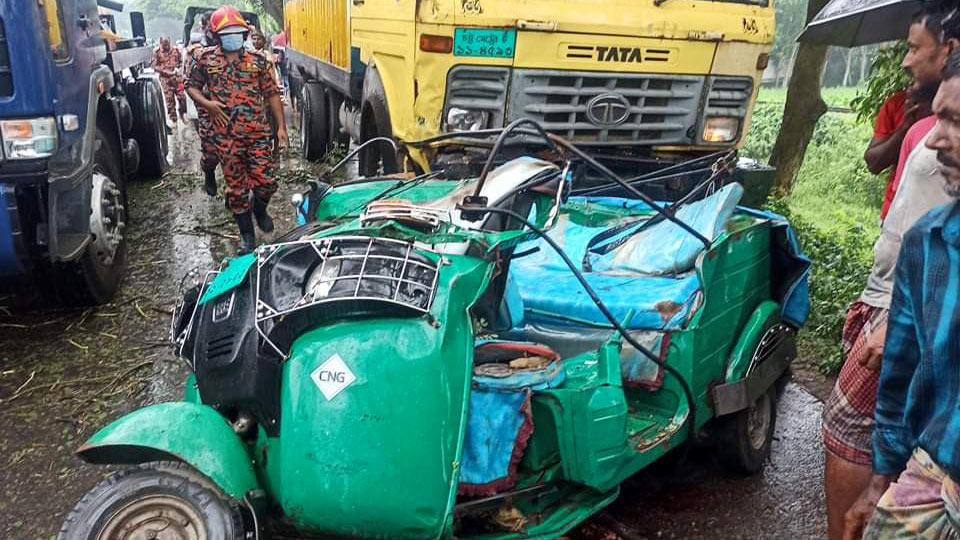 শায়েস্তাগঞ্জে ট্রাক-সিএনজির মুখোমুখি সংঘর্ষ, নিহত ৬